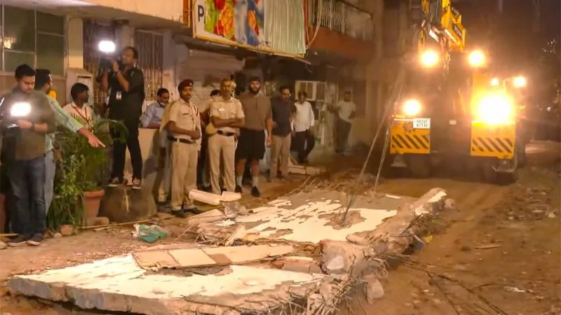 दिल्ली के सत्य निकेतन हादसे में 6 मौतें, 12 लोग बचाए गए... पुरानी इमारत और बेसमेंट की खुदाई ने खड़े किए बड़े सवाल