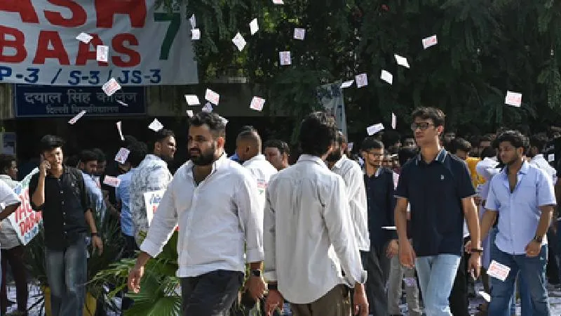 DUSU Election 2026: दिल्ली विश्वविद्यालय में मतदान शुरू, 20 उम्मीदवार मैदान में