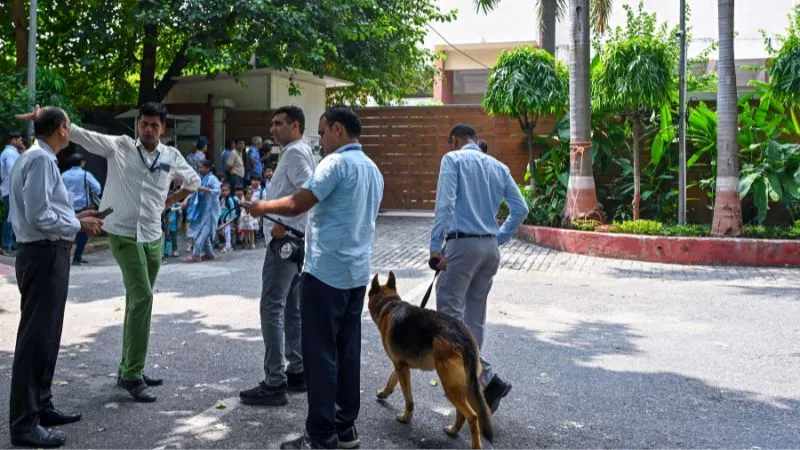 दिल्ली के कई स्कूलों को मिली बम से उड़ाने की धमकी, ईमेल में खालिस्तान का जिक्र;  ट्रेनों को लेकर भी चेतावनी