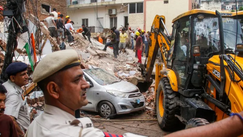दिल्ली इमारत हादसा: 40-50 साल पुरानी थी बिल्डिंग, बेसमेंट में चल रहा था काम, कैसे पल भर में मौत का मंजर बना ‘हॉस्टल’