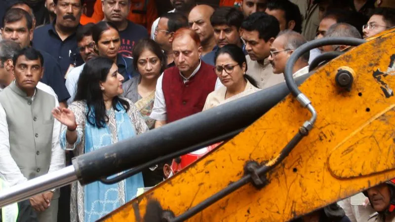 दिल्ली सत्य निकेतन हादसा: फरार बिल्डिंग मालिक हरिराम बंसल की तलाश के लिए 10 टीमें गठित, अब तक 7 की मौत