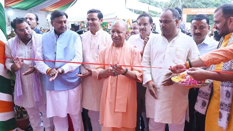 योगी सरकार का बड़ा ऐलान, गोरखपुर को दी 40 करोड़ की 119 परियोजनाओं की सौगात, 6 महीने में 1 लाख युवाओं को मिलेगी सरकारी नौकरी