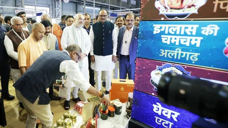 UP इंटरनेशनल ट्रेड शो के ODOC फूड कोर्ट में पहली बार मेरठ के जायके की दस्तक, देशी-विदेशी मेहमानों ने चखी रेवड़ी-गजक, बोले-वाह!
