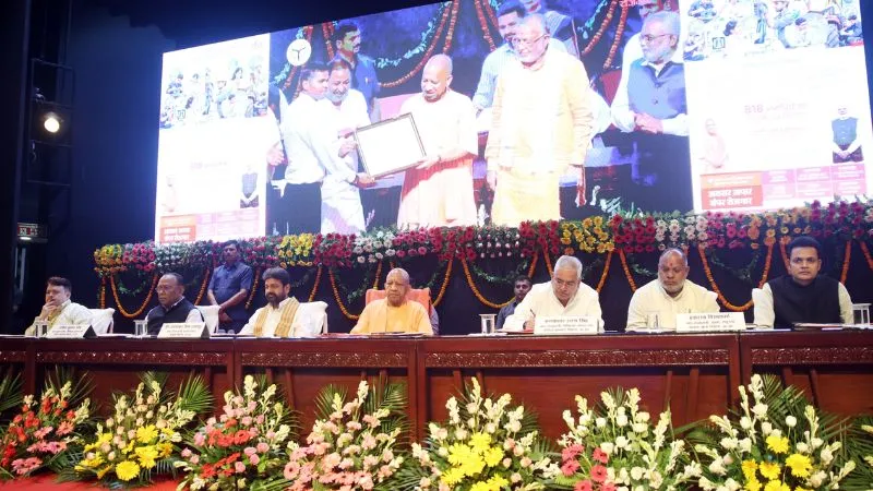 CM योगी के हाथों 21 युवाओं को मिला नियुक्ति पत्र, आयुष विभाग का रहा जलवा