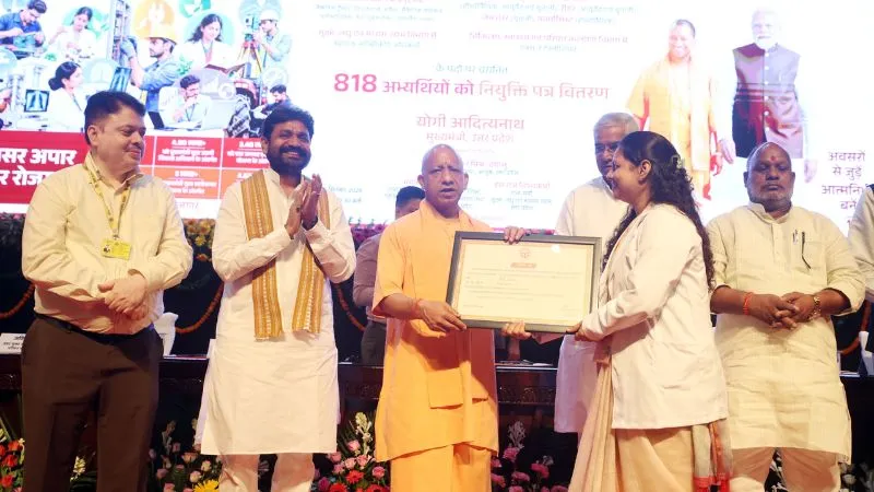 CM योगी ने UP में एक लाख नई नौकरियों का किया ‘श्रीगणेश’, 818 अभ्यर्थियों को सौंपे नियुक्ति पत्र, कहा-सपाई गिनते जाएं, हम नियुक्ति देते जाएंगे