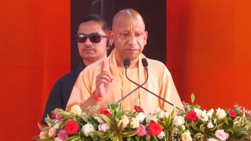 'आप अकेले नहीं, पूरी सरकार आपके साथ...', चित्रकूट में बाढ़ प्रभावितों से मिले CM योगी, वितरित की राहत सामग्री, पुनर्वास का दिया भरोसा