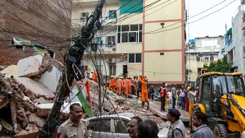 दिल्ली इमारत हादसा: गृह मंत्री शाह ने बीच में ही रुकवाया कार्यक्रम, हादसे वाली जगह पहुंचीं CM रेखा गुप्ता