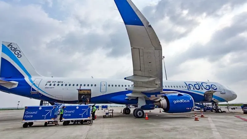 श्रीनगर एयरपोर्ट पर हादसा, पार्किंग के दौरान पोल से टकराया Indigo का प्लेन, 200 यात्री थे सवार