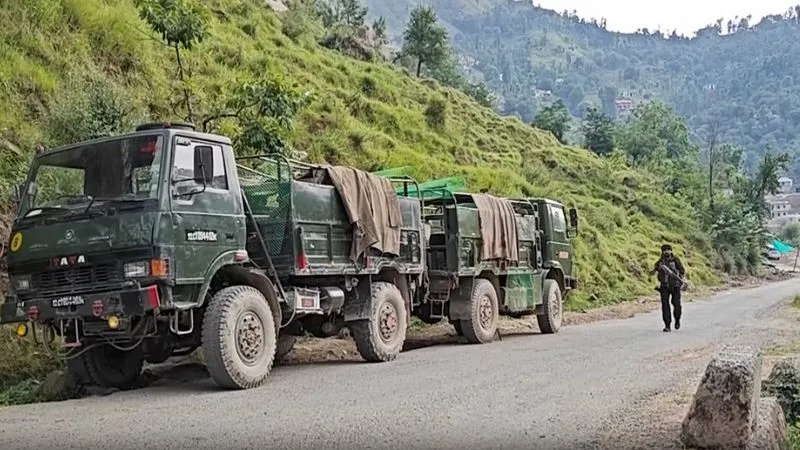गाइड बनकर आतंकियों की राह बनाते थे आसान! जम्मू कश्मीर के राजौरी में लश्कर के मददगार अरेस्ट, IED बरामद