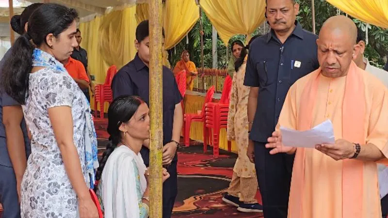 गोरखपुर में लगातार दूसरे दिन CM योगी ने सुनीं लोगों की समस्याएं, बोले-सुनिश्चित होगा हर व्यक्ति की समस्या का समाधान