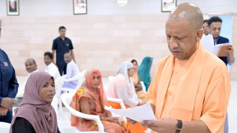 ‘जनता दर्शन’ में पुलिस से जुड़ी शिकायतों पर CM योगी का सख्त रुख, कहा- पीड़ितों की संतुष्टि सरकार की शीर्ष प्राथमिकता