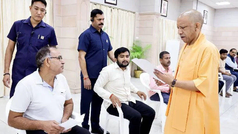 जनता दर्शन में CM योगी ने सुनीं पीड़ितों की फरियाद, बोले- हर शिकायत का होगा त्वरित समाधान