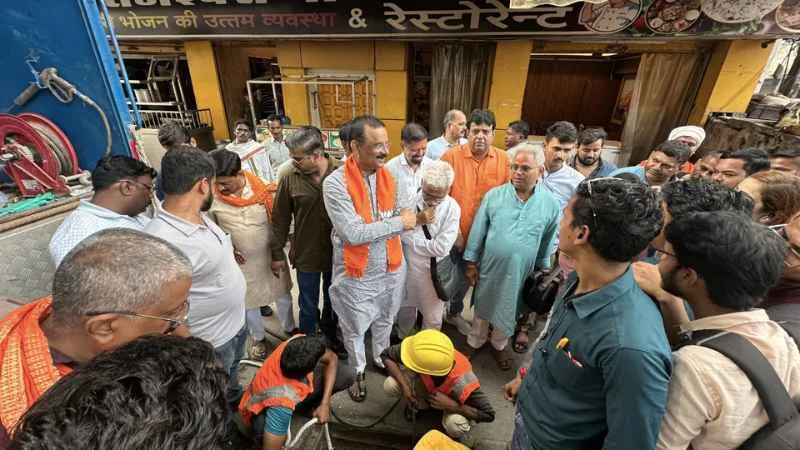 काशी की छवि धूमिल करने की साजिश? सीवर लाइन में ठूंसी मिलीं बालू की बोरियां, अज्ञात लोगों पर FIR दर्ज