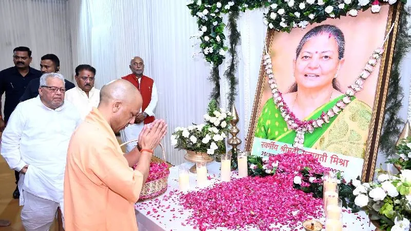 कलराज मिश्र के घर पहुंचे मुख्यमंत्री योगी आदित्यनाथ, पूर्व राज्यपाल की पत्नी को दी श्रद्धांजलि