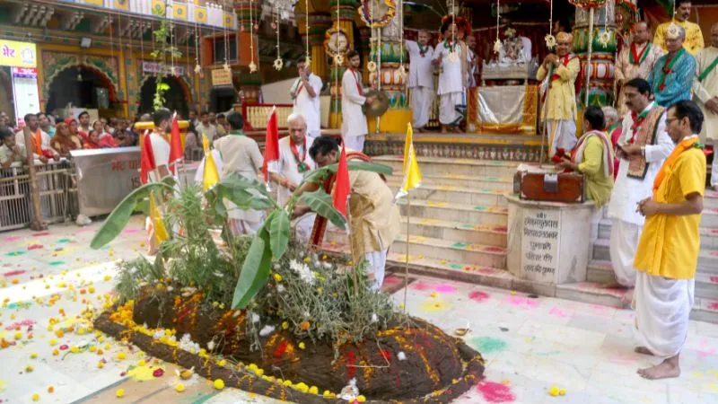 माखन-मिश्री नहीं... इस मंदिर में कान्हा को लगता है 'मिट्टी के पेड़े' का अनोखा भोग, जानें क्या है मान्यता