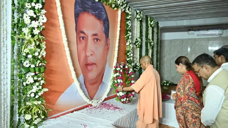 शिकारपुर में दिवंगत विधायक अनिल शर्मा के परिजनों से मिले CM योगी, परिजनों को दी सांत्वना