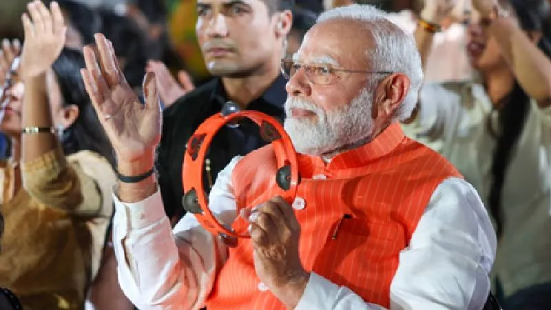भजन क्लबिंग में PM मोदी का दिखा अलग अंदाज, युवाओं के बीच बैठकर बजाई खंजरी और थपथपाई तालियां