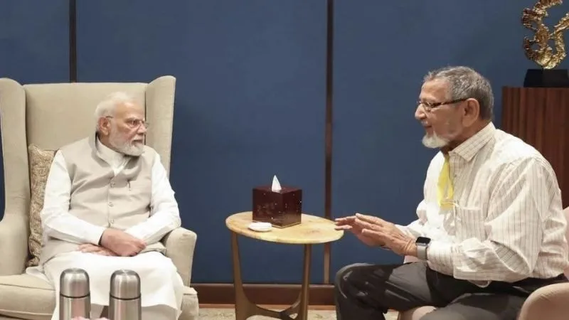 जमीन पर बिल्डरों का कब्जा, जब छूटी इंसाफ की उम्मीद तो दोस्त मोदी के पास गुहार लेकर पहुंचा बुजुर्ग, शुरू हुआ एक्शन