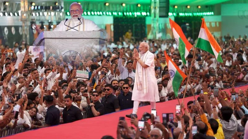 'नाराज फूफाओं को मिल गया काम', गुजरात में PM मोदी का मेगा शो, विपक्ष पर तंज, जेन-जी जो को उन्हीं की भाषा में मैसेज
