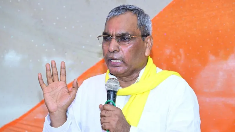 ‘लाल वाले खुद तिलचट्टों से मदद मांग रहे हैं’, ओपी राजभर का अखिलेश पर तीखा तंज, क्यों किया मुलायम और शिवपाल का जिक्र