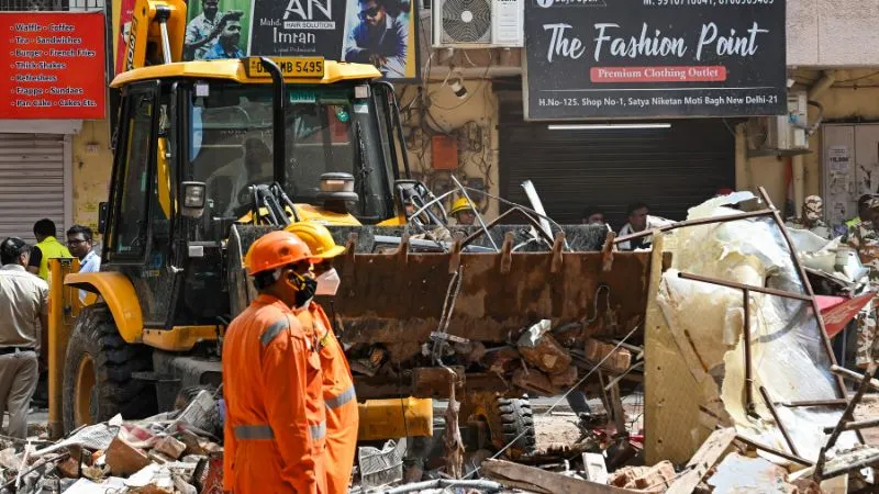 सत्य निकेतन हादसे के बाद दिल्ली में MCD बड़ा एक्शन, 17 इमारतें ढहाईं और 5 सील; 52 PG भी मिले खस्ताहाल