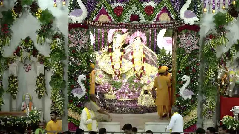 जय कन्हैया लाल की... मथुरा-वृंदावन से समेत तमाम शहरों में जन्माष्टमी की धूम, CM योगी ने भी की पूजा