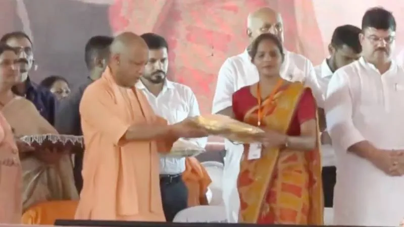 आंगनबाड़ी समारोह में CM योगी का खास अंदाज, बच्चियों का कराया अन्नप्राशन, कार्यकत्रियों को दी साड़ी