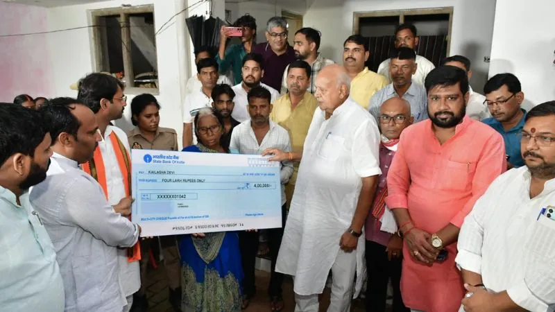 तूफान-बारिश में अपनों को खोने वालों के लिए CM योगी बने सहारा, 24 घंटे के भीतर मंत्री के जरिए पीड़ित परिवारों तक पहुंची आर्थिक मदद
