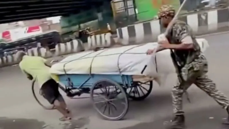 भारी ठेला खींचते शख्स को देख रुका CRPF जवान, फिर जो किया उसने जीत लिया लोगों का दिल