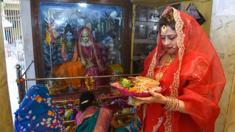 हरतालिका तीज पर साड़ी दान करना क्यों माना जाता है शुभ, जानें व्रत की तारीख और धार्मिक महत्व