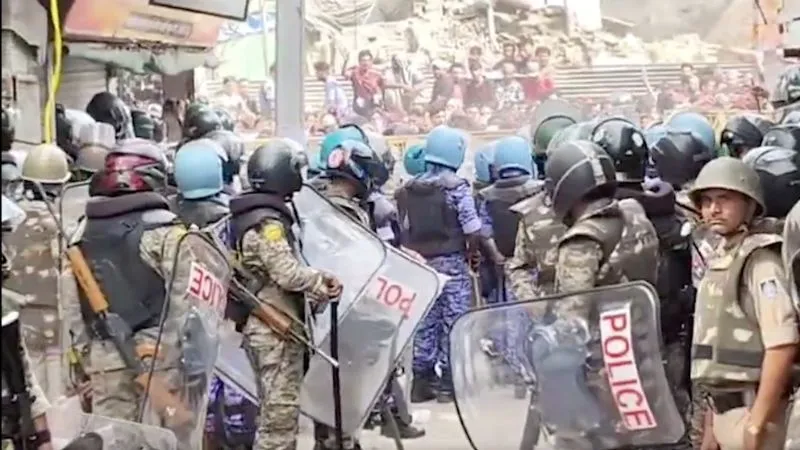 उज्जैन में 'शाही मस्जिद' का हिस्सा हटाने पर हंगामा, पथराव के बाद पुलिस का बड़ा एक्शन, दागे आंसू गैस के गोले