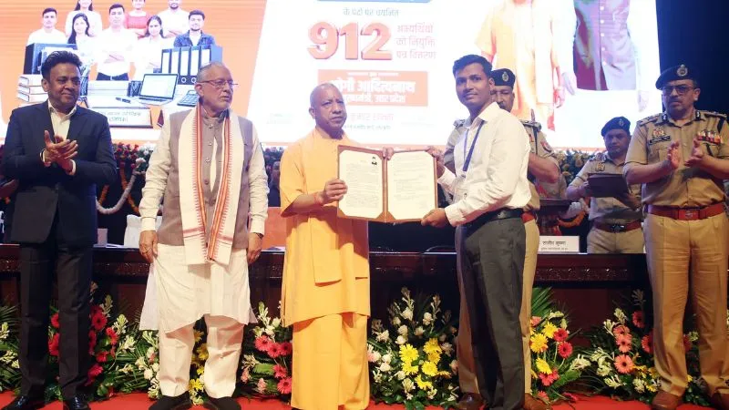‘खाकी पहनने का सपना हुआ पूरा’, बिना सिफारिश मिली नौकरी तो खुशी से झूमे अभ्यर्थी, CM योगी का जताया आभार