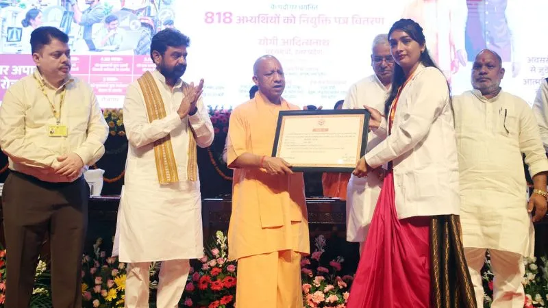 कोई बना फार्मासिस्ट तो कोई प्रोफेसर… नियुक्ति पत्र पाकर खिले चेहरे, चयनित अभ्यर्थियों ने CM योगी को दिया श्रेय
