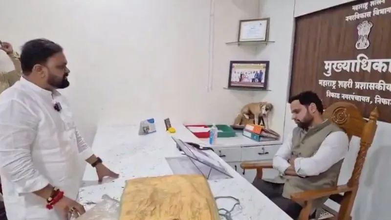 पहले झोला खोला, फिर टेबल पर रख दिया कुत्ता... नासिक में नेता के अनोखे प्रदर्शन का VIDEO वायरल, नोटों की माला भी पहनाई