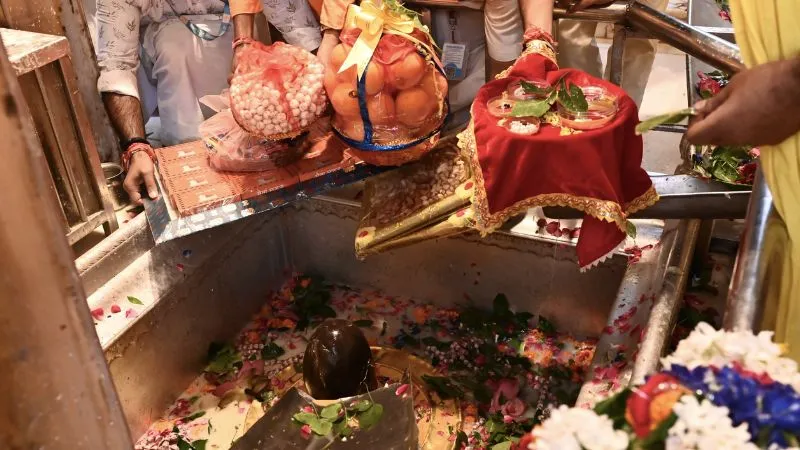 जन्माष्टमी पर काशी से मथुरा भेजा गया लड्डू गोपाल के लिए विशेष उपहार, 15 देशों के 100 से ज्यादा मंदिरों के शुभकामना संदेश भी शामिल