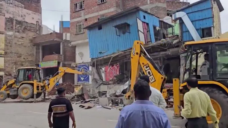 वाराणसी में फिर गरजा बुलडोजर, अवैध जायका रेस्टोरेंट ध्वस्त, नोटिस के बाद भी चल रहा था काम, VDA का एक्शन