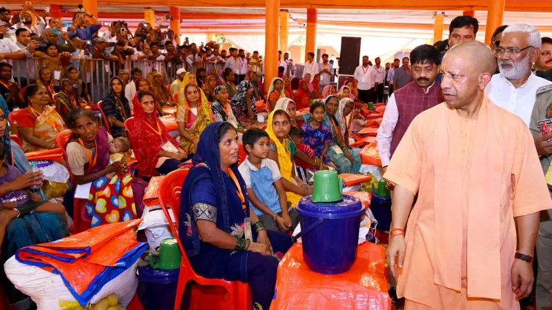 UP के 25 जिलों में बाढ़ का कहर... योगी सरकार ने संभाला मोर्चा, 19 हजार से ज्यादा लोगों को सुरक्षित बचाया; मिल रही हर मदद