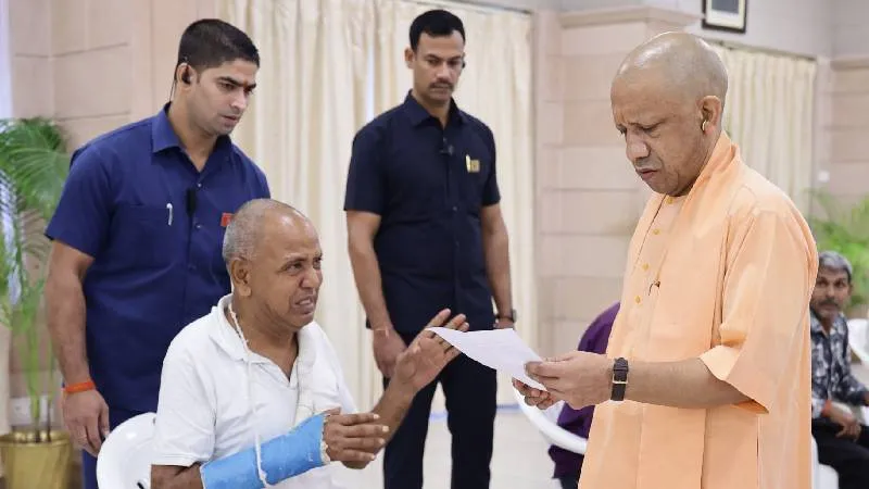 जनता दर्शन में रायबरेली के बुजुर्ग की पीड़ा सुन भावुक हुए CM योगी, आरोपियों पर सख्त कार्रवाई के दिया आदेश