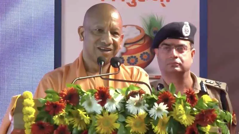 CM योगी ने पुलिस लाइन में मनाई जन्माष्टमी, बोले- आक्रांता मंदिर तोड़ सकते हैं, लेकिन हमारी आस्था नहीं