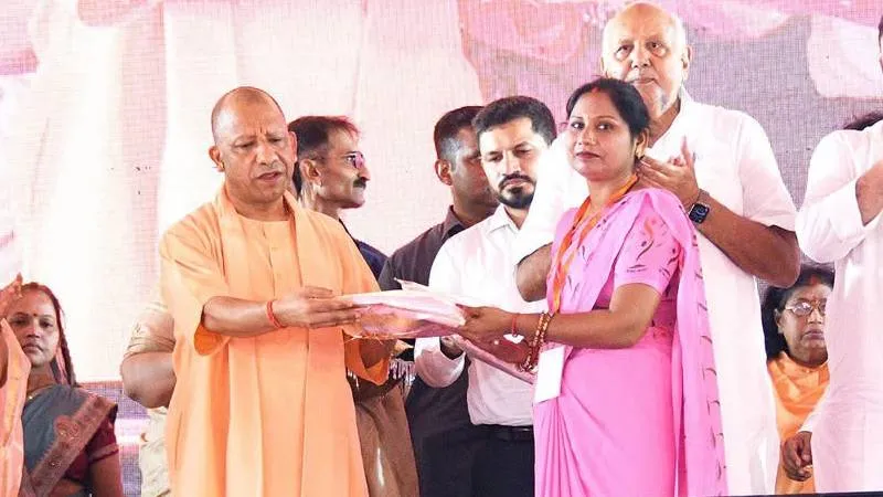 योगी सरकार का बड़ा फैसला, आंगनवाड़ी कार्यकत्रियों-सहायिकाओं के मानदेय में हुई बढ़ोतरी, चेहरे पर छाई खुशी