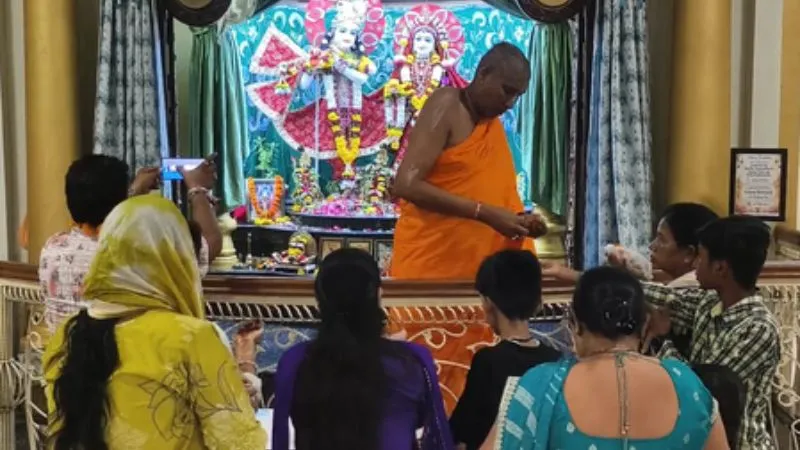 प्रयागराज इस्कॉन मंदिर में भव्य जन्माष्टमी की तैयारी, वृंदावन से आईं तीन लाख की विशेष पोशाक और आभूषण
