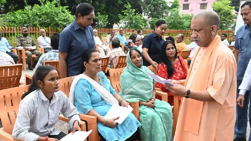 गोरखपुर में CM योगी का जनता दरबार, 150 लोगों की सुनी समस्याएं, बोले- इलाज के लिए सरकार करेगी पूरी मदद