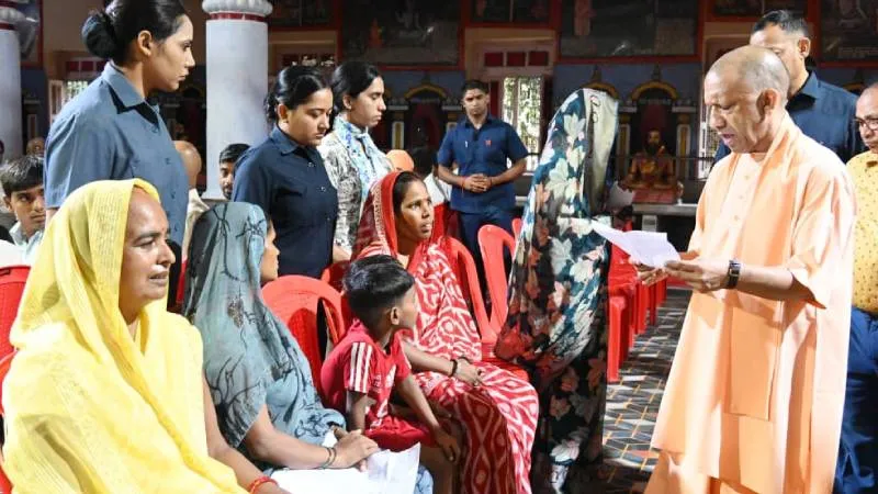 गोरखनाथ मंदिर में बारिश के बीच सीएम योगी का जनता दर्शन, करीब 200 लोगों की सुनी समस्याएं