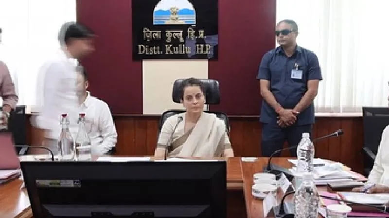 कुल्लू में दिशा मीटिंग के दौरान अधिकारियों पर भड़कीं कंगना रनौत, बोलीं- हाथ पर हाथ धरे बैठना मंजूर नहीं