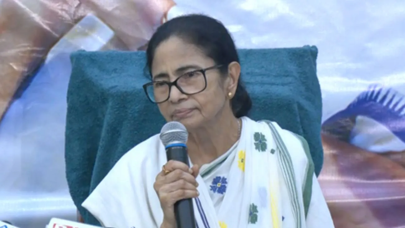 ममता के कुनबे में बड़ी सेंध! 100 से ज्यादा TMC नेता कांग्रेस में शामिल, उपचुनाव से पहले दीदी को बड़ा झटका