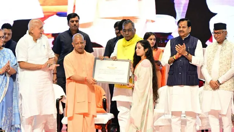 CM योगी ने 1,375 ग्राम पंचायत अधिकारियों को सौंपे नियुक्ति पत्र, 11 अभ्यर्थियों को मंच पर मिला पत्र
