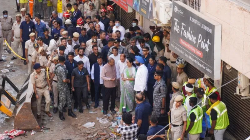 दिल्ली के सत्य निकेतन में हादसे के बाद एक्शन, CM रेखा गुप्ता ने लिया जायजा; मंत्री सिरसा बोले- ‘जवाबदेही तय होगी’