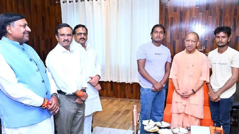 मां तरकुलहा देवी धाम के प्राचीन पोखरे के कायाकल्प की जगी उम्मीद, CM योगी ने दो युवाओं से की मुलाकात