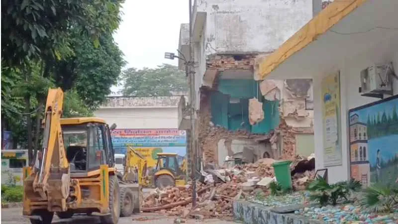 सहारनपुर में गरजा 'बाबा' का बुलडोजर... कलेक्ट्रेट परिसर की मस्जिद को किया जमींदोज; सपा सांसद इकरा हसन हाउस अरेस्ट