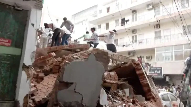 दिल्ली बिल्डिंग हादसे का पहला VIDEO देख कांप उठेंगे, आंखों के सामने मलबे में बदली इमारत